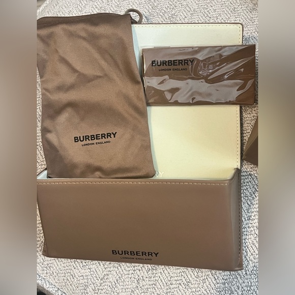 Brand new condition Burberry polarized sunglasses. BE4160 - Picture 4 of 10